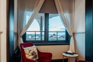 King Room with Harbour View room in Cremorne Point Manor