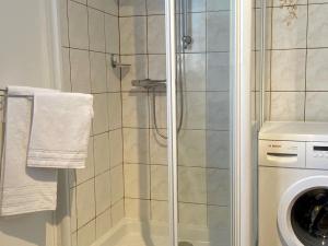 Chalet rénové avec jardin, terrasse, équipement fitness et proche centre-ville - FR-1-585-88
