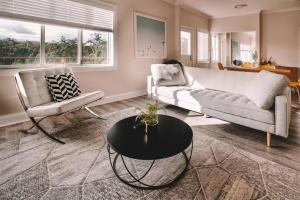 Cooranbong Farm Stay-7 Bedrooms Cottage with Pool and Tennis Court