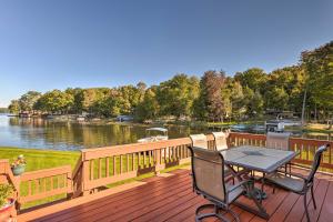 obrázek - Lakefront Ludington Retreat with Kayaks and Fire Pit!