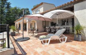 Maisons de vacances Awesome Home In Les Adrets D Lestrel With 5 Bedrooms, Wifi And Outdoor Swimming Pool : photos des chambres