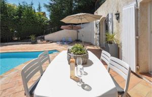 Maisons de vacances Awesome Home In Les Adrets D Lestrel With 5 Bedrooms, Wifi And Outdoor Swimming Pool : photos des chambres