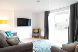 The Spitfire - Renovated 3-bed house in Cheltenham, SLEEPS 8 - Leigh