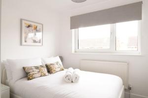 The Spitfire - Renovated 3-bed house in Cheltenham, SLEEPS 8