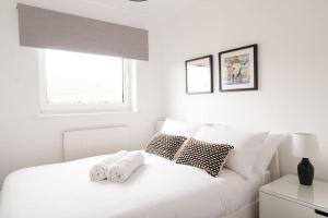 The Spitfire - Renovated 3-bed house in Cheltenham, SLEEPS 8