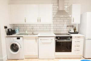 The Spitfire - Renovated 3-bed house in Cheltenham, SLEEPS 8