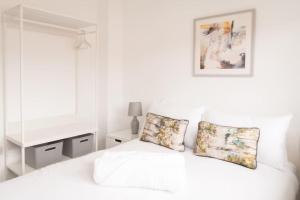 The Spitfire - Renovated 3-bed house in Cheltenham, SLEEPS 8