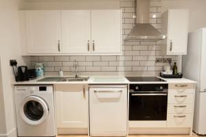 The Spitfire - Renovated 3-bed house in Cheltenham, SLEEPS 8