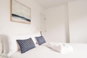 The Spitfire - Renovated 3-bed house in Cheltenham, SLEEPS 8