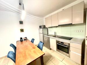 Jolie 3 pièces avec terrasse au vieux port, à 2 pas des plages et du palais.