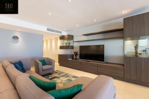 Seafront, Designer APT with Private Terrace & WIFI by 360 Estates