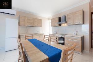 High Floor seafront Penthouse, OPP beach & WIFI AC by 360 Estates