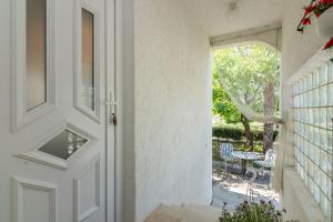 Apartment Violet with a garden