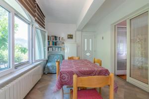 Apartment Violet with a garden