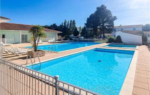 Maisons de vacances Awesome home in Dolus-dOlron with Outdoor swimming pool, Sauna and 1 Bedrooms : photos des chambres