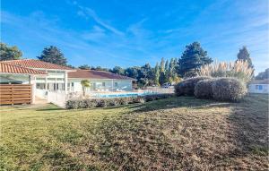 Maisons de vacances Awesome home in Dolus-dOlron with Outdoor swimming pool, Sauna and 1 Bedrooms : photos des chambres