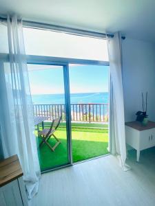 PARADISE HOLIDAYS 2 BEDROOMS APARTMENT & SEA VIEW, Los Cristianos, Tenerife