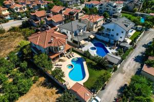 Hot tub-Fireplace-Pets-Sleeps 11-Bbq-Pool-Parking