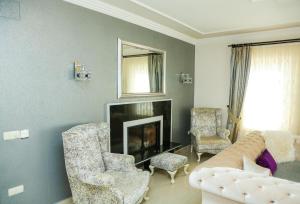 Hot tub-Fireplace-Pets-Sleeps 11-Bbq-Pool-Parking