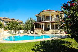 Hot tub-Fireplace-Pets-Sleeps 11-Bbq-Pool-Parking