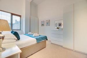 Crown Apartments 1C by Week2Week