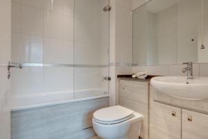 Crown Apartments 1C by Week2Week