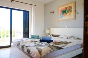 Authentic 2 bedroom beach house at Meia Praia