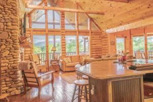 Smoke Rise Lodge · Lake Front, Luxury Cabin, Hot Tub,