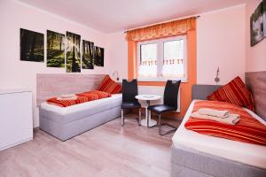 Ferienwohnungen & Campingfässer am Kunstteich