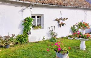 Maisons de vacances Awesome home in Longvilliers with WiFi and 2 Bedrooms : photos des chambres