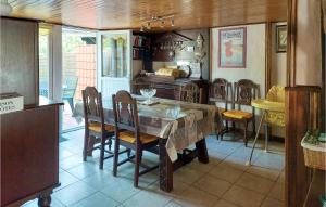 Maisons de vacances Awesome home in Longvilliers with WiFi and 2 Bedrooms : photos des chambres