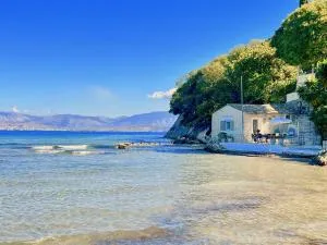 Apraos Beachfront Studio by DadoVillas - Apraos