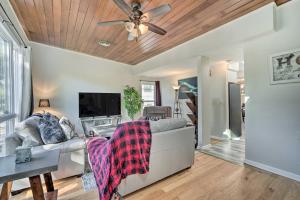 St Paul Abode with Deck about 6 Mi to Minneapolis!