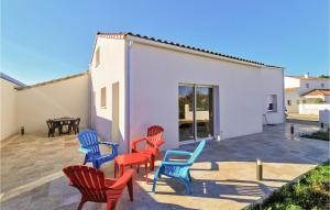 Maisons de vacances Awesome home in La Tranche sur Mer with WiFi and 2 Bedrooms : photos des chambres