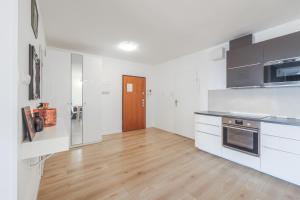 ApartMate Spacious Apartment with balcony OldTown for 6 people