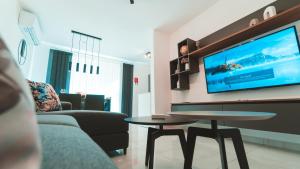 Beachside Stylish & Cosy 2BR Apartment with Free Parking