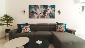 Beachside Stylish & Cosy 2BR Apartment with Free Parking