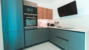 Beachside Stylish & Cosy 2BR Apartment with Free Parking