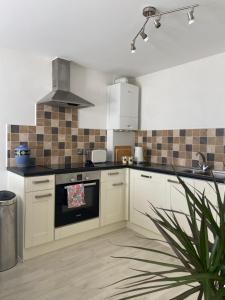 Above the Bay - Enclosed garden apartment with parking