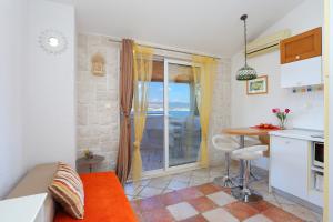 One-Bedroom Apartment with Terrace and Sea View room in Apartments by the sea Okrug Donji Ciovo - 12502