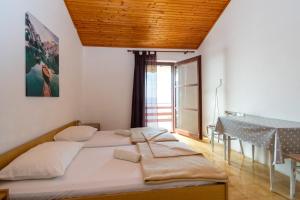 One-Bedroom Apartment with Balcony and Sea View room in Apartments by the sea Mandre Pag - 4101