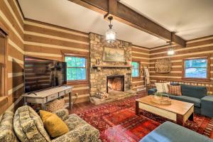 Peaceful Boone Cabin with Deck and Forest Views!