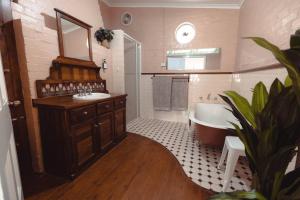 Classic comfort, walk to the CBD