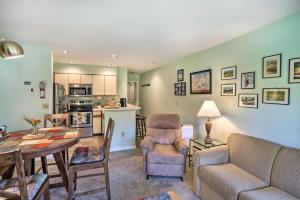 Comfortable Dover Apartment Walk to Mt Snow!