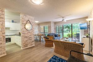 Bay Parklands 39 2 Gowrie Ave close to waters edge