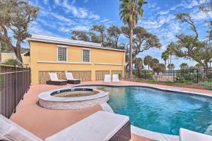 Walk to Bay Mermaid Hideaway Apt with Patio