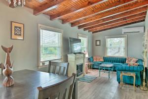 Walk to Bay Mermaid Hideaway Apt with Patio