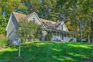Pet-Friendly Grand Pine Bush Retreat on 2 Acres! - Wallkill