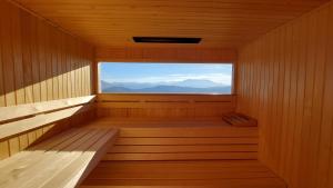 Studio 1111 with Sauna & Hot Tub 