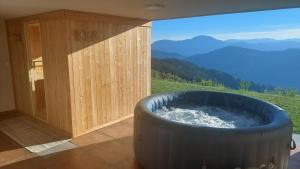 Studio 1111 with Sauna & Hot Tub